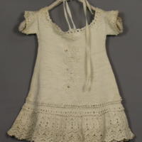 SLM 11696 1 - Virkad barnklänning av vitt bomullsgarn, 1800-talets slut