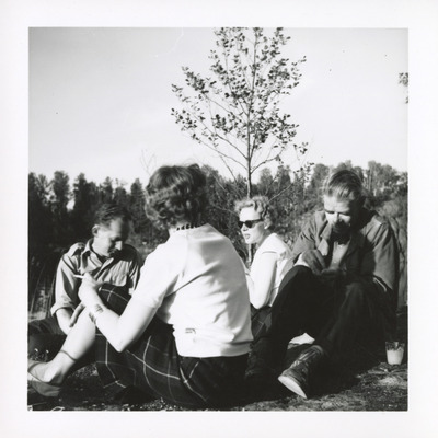 SLM P2020-0727 - Lärare från Solbacka Läroverk och sina makar på en picknick vid Kyrksjön i Stjärnhov, 1950-tal