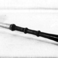 SLM 3617 - Förläggarslev med tennskopa och svart svarvat träskaft, från Tidaberg i Lunda