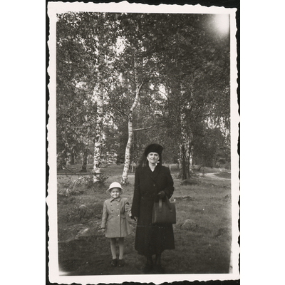 SLM P2018-0415 - Britas mor Emma på besök i Bollnäs efter att maken Ture gått bort.