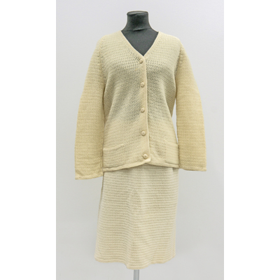 SLM 38832 - Virkad dräkt, kjol och jacka, av cremefärgat garn, studentdräkt från 1966