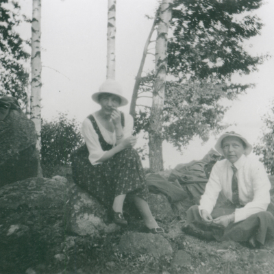 SLM R149-99-4 - Elin Wägner och Elisabeth Tamm år 1921