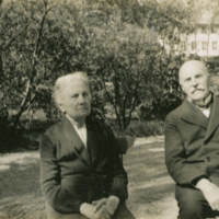 SLM P11-7134 - Faster Ulla och Pappa Henrik 15 Juni 1936 i parken på Djursholmshemmet