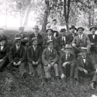 SLM M033015 - Gruppfoto, herrar i kostym och hatt, Husby-Oppunda socken, troligen 1920-tal