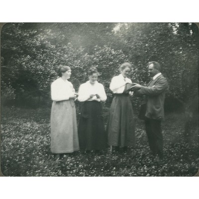 SLM P09-1469 - Fyra personer i trädgård