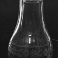 SLM 778 - Glasflaska med lock, slipad dekoration, från Berga-Tuna
