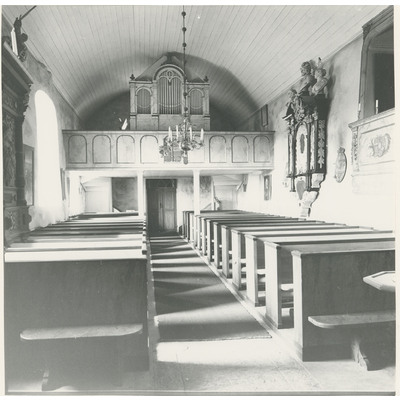 SLM R91-85-3 - Bärbo kyrka, altargången och orgelläktaren.
