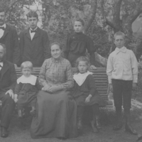 SLM P06-144 - Familjeporträtt i en trädgård