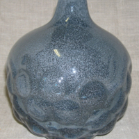 SLM 28150 - Klotformad vas av gråblått glas, reliefdekorerad, signerad; 