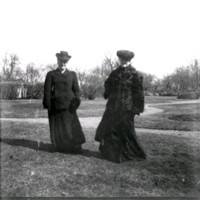 SLM Ö226 - Två kvinnor i parken vid Ökna säteri i Floda socken, 1890-tal