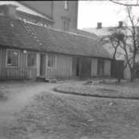 SLM M033719 - Gården i hörnet Västra Trädgårdsgatan-Knipgränd i Nyköping år 1915