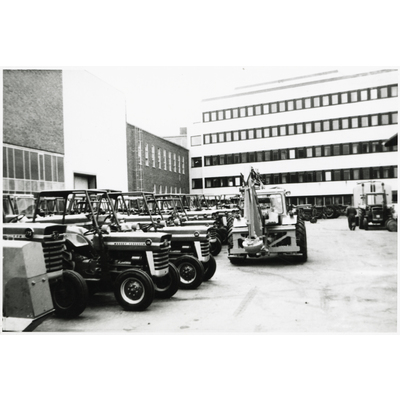 SLM P2018-0115 - Traktorer vid SAAB-ANA:s verkstad i Nyköping, 1966
