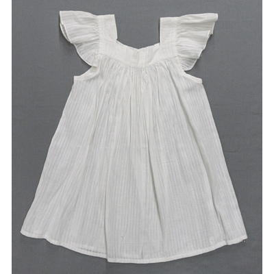 SLM 52532 - Barnförkläde av vit bomull prytt med volanger, tidigt 1900-tal