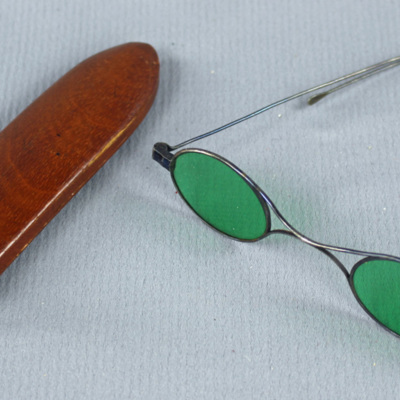 SLM 12085 3-4 - Solglasögon med gröna ovala glas, fodral av trä