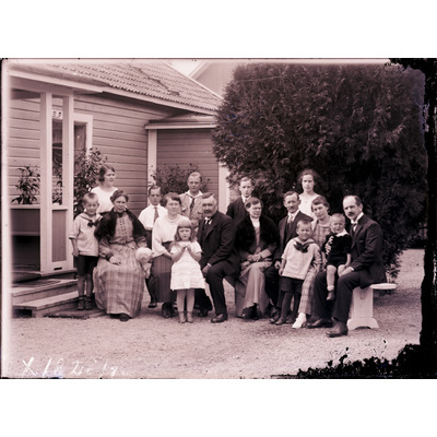 SLM X1828-78 - Familjeporträtt i trädgården