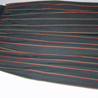 SLM 29072 7 - Kjol av svart ylletyg med smala ränder i rött och grönt, Flodadräkten