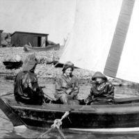 SLM P09-1271 - Gunnar Sundström, Maja Sundström och Karin Solberg i en lotsbåt vid Hävringe 1909