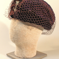 SLM 11033 6 - Hatt av virkat sammetsgarn, prydd med flor och strassclips, 1920-tal