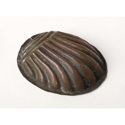 SLM 1414 - Bakelseform av koppar i form av stiliserad kammussla, 8 cm lång, från Tuna