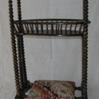 SLM 6110 - Sybord med broderad kudde och fotstöd från 1800-talets senare del