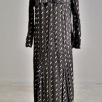 SLM 27023 - Långärmad klänning av mönstrat tyg, 1950-tal