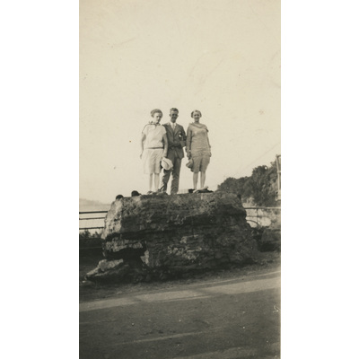 SLM P2022-1243 - Tre personer på en sten, USA 1920-tal