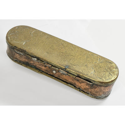 SLM 51189 - Snusdosa av mässing och koppar, ristat motiv och text, 1700-tal