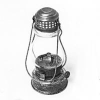SLM 10963 - Fotogenlykta av järn med päronformat glas