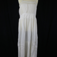 SLM 11543 - Underklänning av vit bomull, knypplad uddspets på axelbanden och längs ringningen