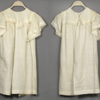 SLM 11705 1-2 - Två flickförkläden av mönstervävt bomullstyg, försedda med fjärilsärmar ca 1900