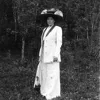 SLM P09-1511 - Ung flicka med stor hatt prydd med blommor omkring 1910