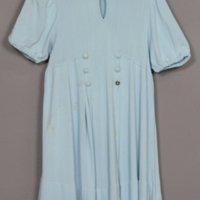 SLM 27455 - Flickklänning av ljusblå syntet, med puffärm