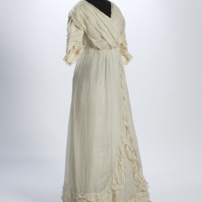 SLM 11364 - Vit klänning av crepe de chine och siden, har burits av Elsa Egnell f. 1886