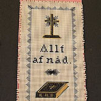 SLM 9677 1 - Bokmärke, broderi på papper, kors och text, 