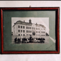 SLM 32419 1 - Inramat fotografi, skolklass framför Östra skolan i Nyköping ca 1900-1908