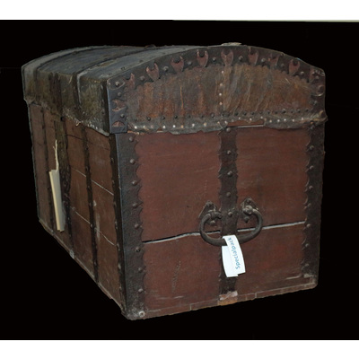 SLM 13086 - Kista med lock av sälskinn och järnbeslag, uddformade på kortsidorna