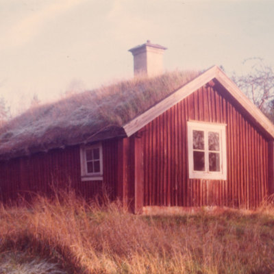 SLM S2016-002-19 - Förfallet hus i Förola 1975