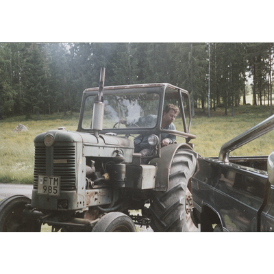SLM P2017-0682 - Peter Länn kör traktor