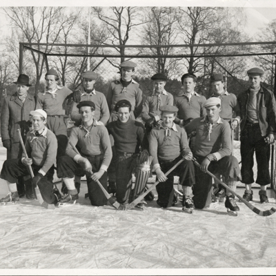 SLM P2016-0178 - Nyköpings Sportklubbs juniorlag i bandy, på Folkungavallen år 1944