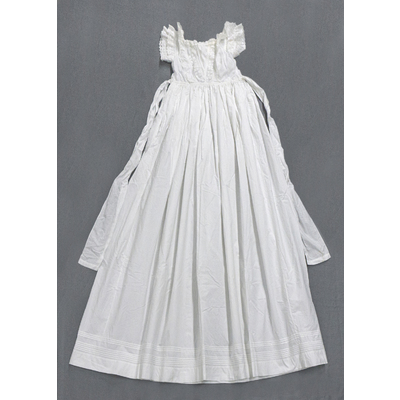 SLM 52339 - Dopklänning av vit bomull prydd med spetsar, sannolikt från 1800-talets slut