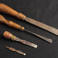 SLM 33982 1-4 - Kniv, skrapor och borr, tapetserarverktyg
