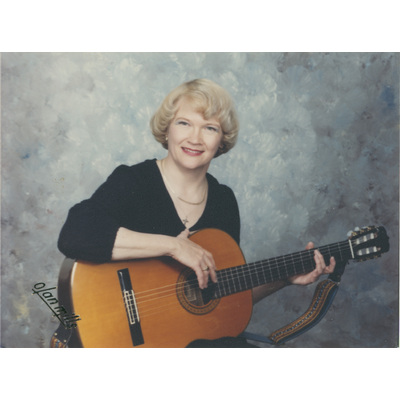 SLM P2022-1528 - Porträtt på Margaret Wahlström med gitarr
