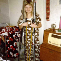 SLM P10-1213 - Karin Alvarsson fyller 7 år och visar sina födelsedagspresenter år 1988