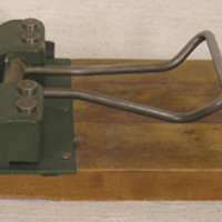 SLM 32610 - Hålslag av järn på basplatta av björk, ca 1930-tal