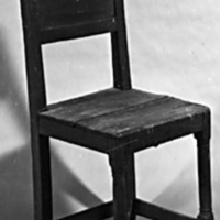 SLM 3451 - Stol med rektangulär ryggbricka, från Bjuddby i Blacksta socken