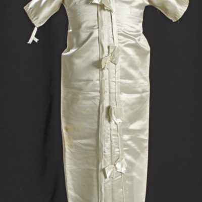 SLM 5301 - Dopklänning av siden med tillhörande kartong med dekoration av luftskepp, 1800-tal