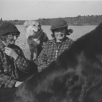 SLM R171-99-3 - Lisa och Karin Hall ute på Mälaren 1933