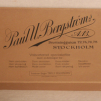 SLM 31918 - Klädkartong från Paul U Bergström i Stockholm