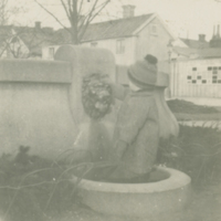 SLM P2014-041 - Pojke vid fontän, Nyköping, 1910-tal
