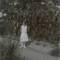 SLM P11-5775 - Dora i trädgården vid sommarhuset Mörkhulta 1930